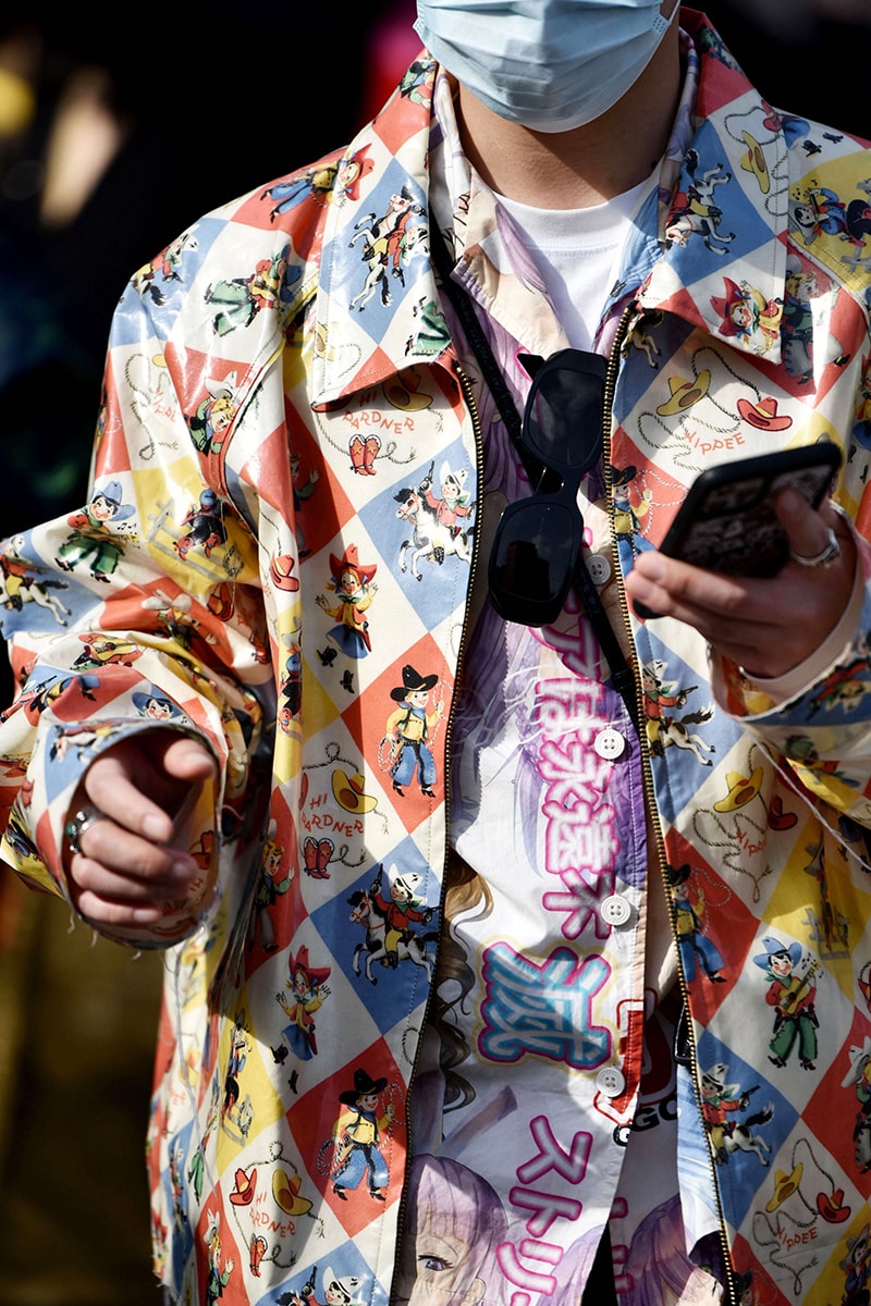 ストリートスタイル：2021年秋冬上海・ファッションウィーク Streetstyle：Shanghai Fashion Week Fall/Winter 2021 Looks Autumn black and white accessories coats