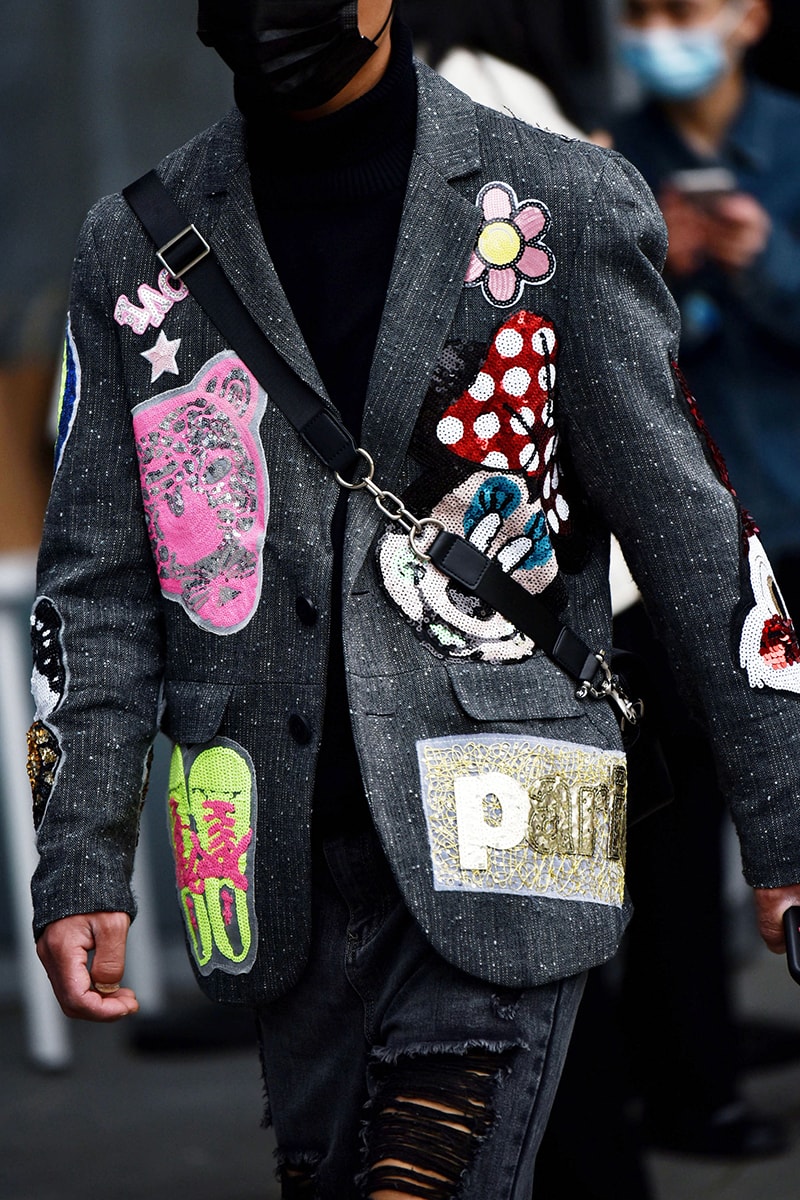 ストリートスタイル：2021年秋冬上海・ファッションウィーク Streetstyle：Shanghai Fashion Week Fall/Winter 2021 Looks Autumn black and white accessories coats