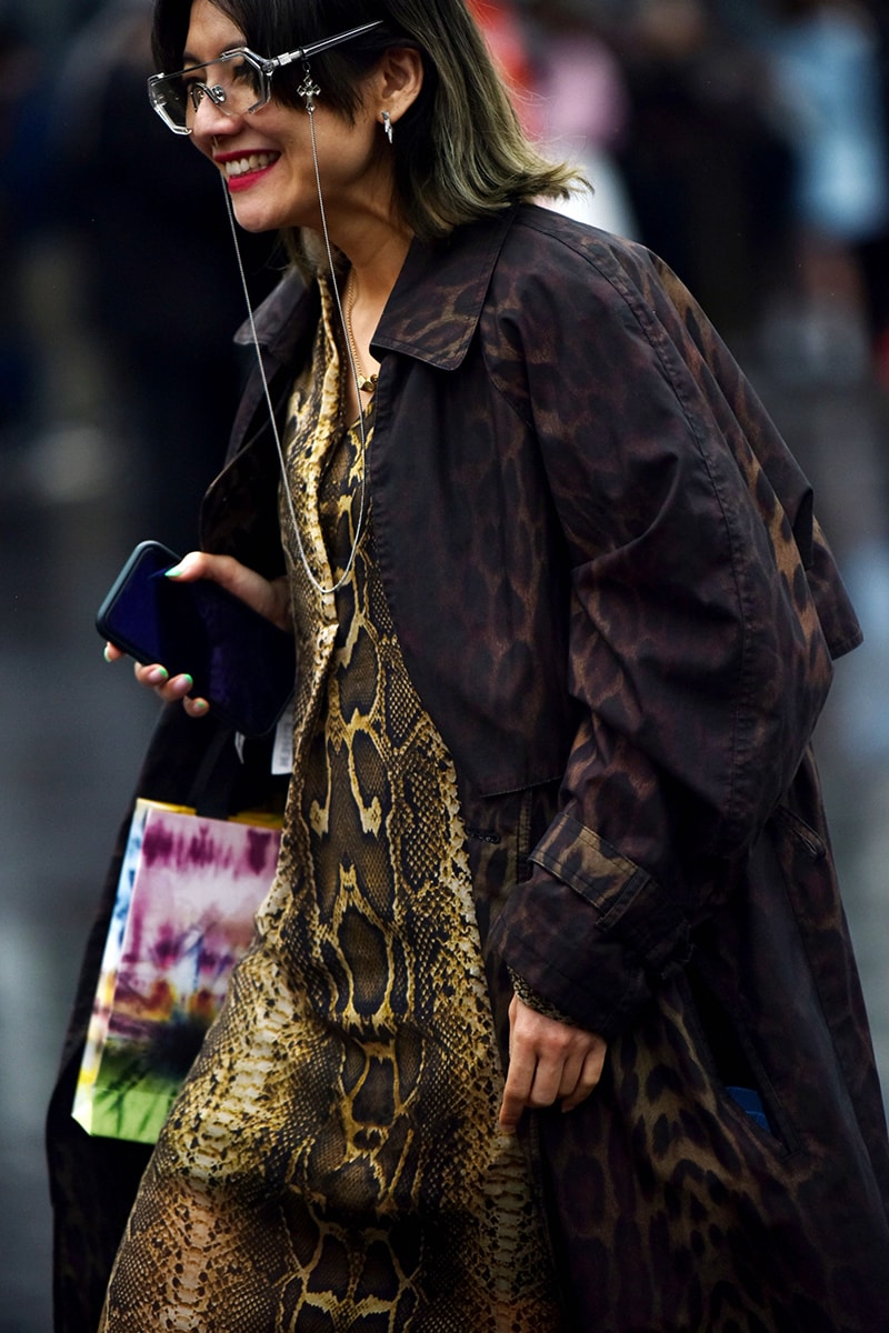 ストリートスタイル：2021年秋冬上海・ファッションウィーク Streetstyle：Shanghai Fashion Week Fall/Winter 2021 Looks Autumn black and white accessories coats