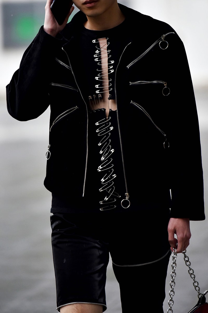 ストリートスタイル：2021年秋冬上海・ファッションウィーク Streetstyle：Shanghai Fashion Week Fall/Winter 2021 Looks Autumn black and white accessories coats