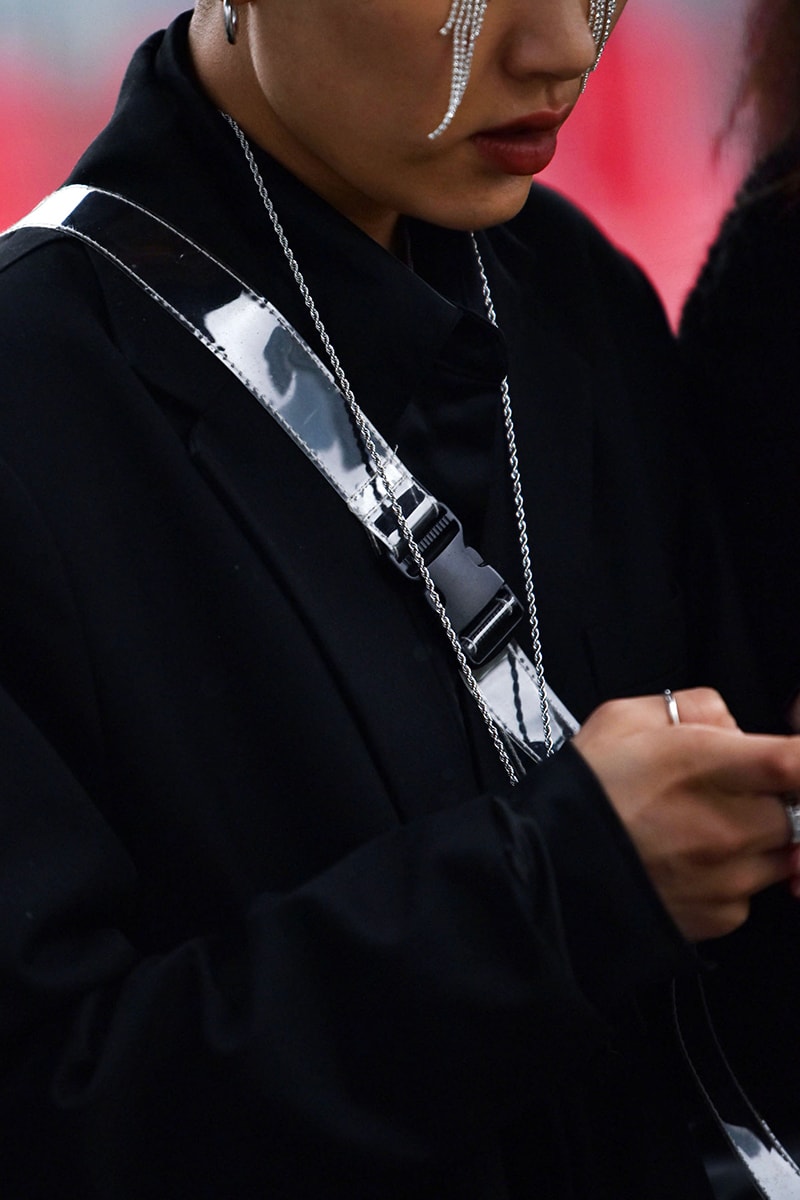 ストリートスタイル：2021年秋冬上海・ファッションウィーク Streetstyle：Shanghai Fashion Week Fall/Winter 2021 Looks Autumn black and white accessories coats