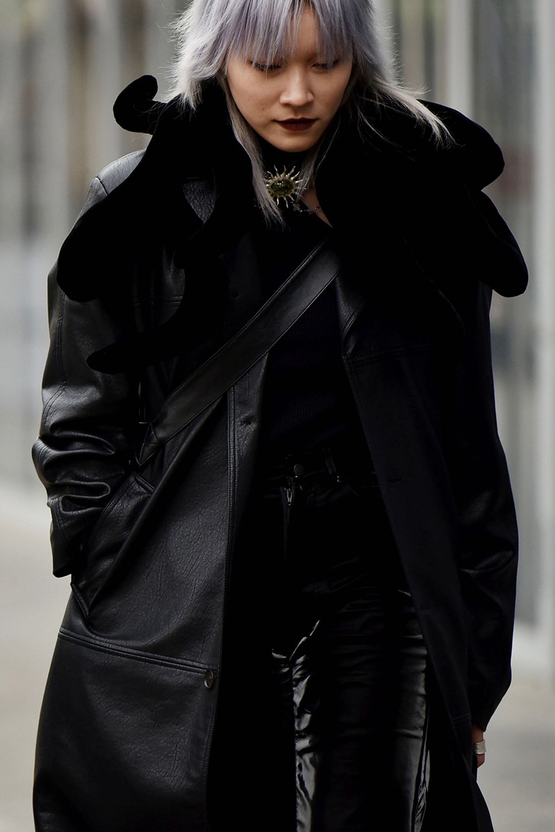 ストリートスタイル：2021年秋冬上海・ファッションウィーク Streetstyle：Shanghai Fashion Week Fall/Winter 2021 Looks Autumn black and white accessories coats