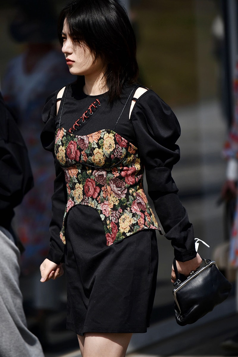 ストリートスタイル：2021年秋冬上海・ファッションウィーク Streetstyle：Shanghai Fashion Week Fall/Winter 2021 Looks Autumn black and white accessories coats