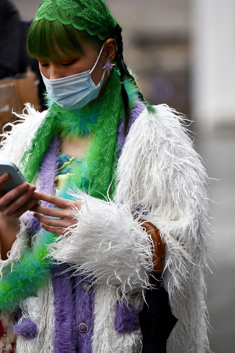 ストリートスタイル：2021年秋冬上海・ファッションウィーク Streetstyle：Shanghai Fashion Week Fall/Winter 2021 Looks Autumn black and white accessories coats