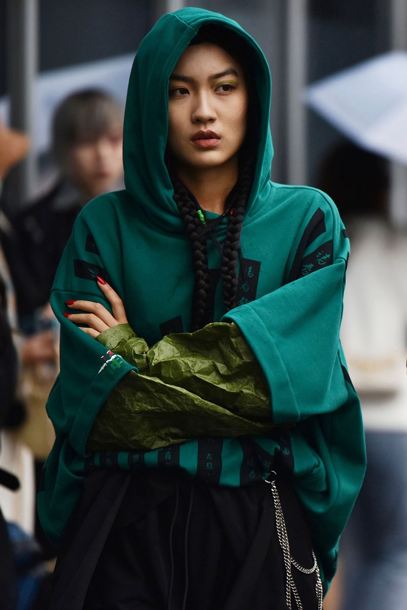 ストリートスタイル：2021年秋冬上海・ファッションウィーク Streetstyle：Shanghai Fashion Week Fall/Winter 2021 Looks Autumn black and white accessories coats