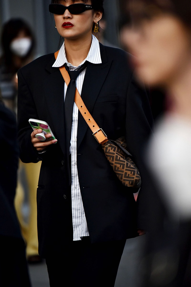 ストリートスタイル：2021年秋冬上海・ファッションウィーク Streetstyle：Shanghai Fashion Week Fall/Winter 2021 Looks Autumn black and white accessories coats