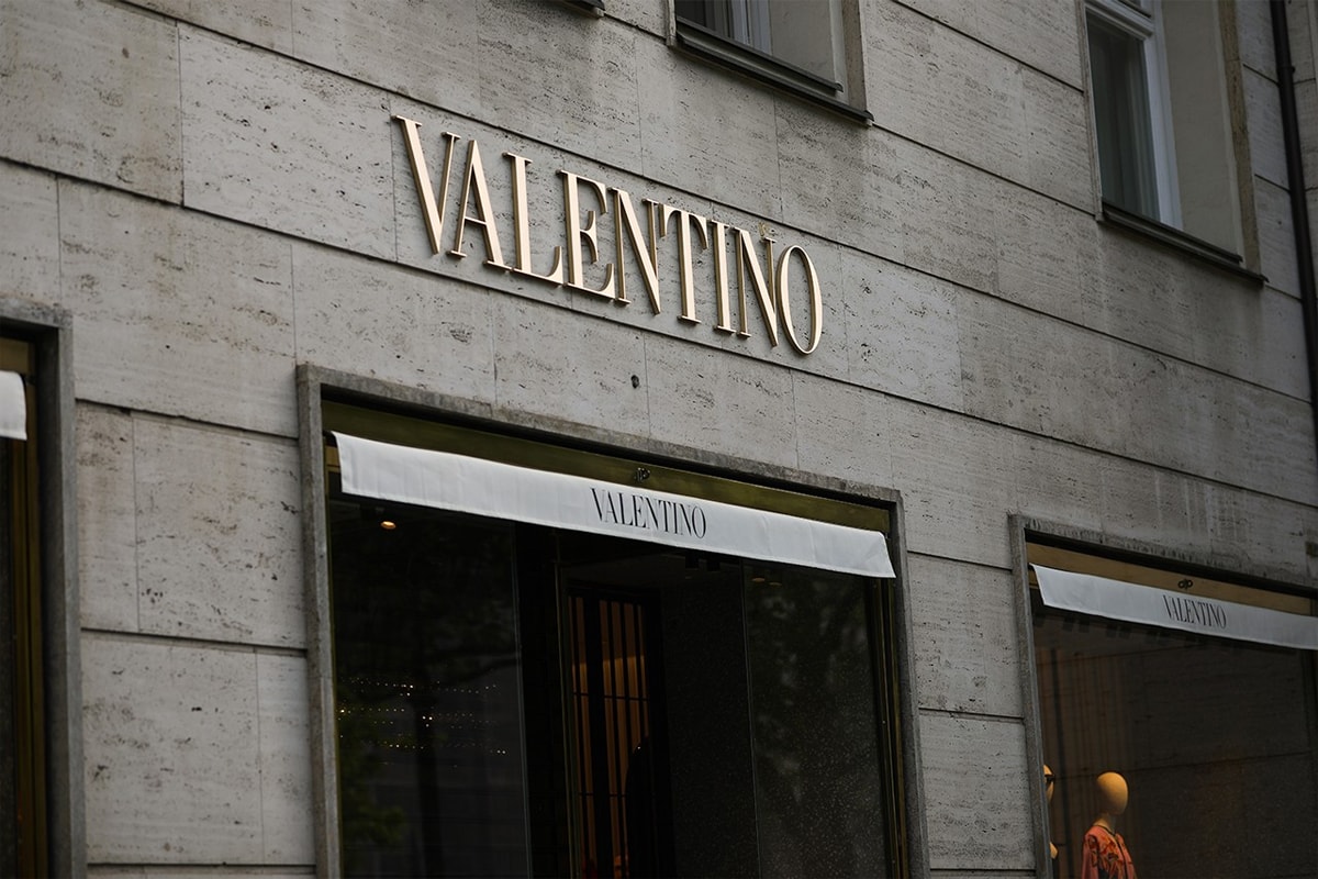 ヴァレンティノ Valentino の2021年春夏シーズンのキャンペーンに批判が殺到し公開停止に Valentino apologizes for offensive campaign 2021 spring summer