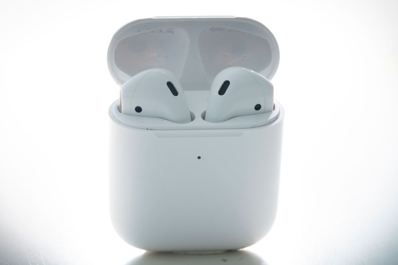 アップルがエアポッズおよびエアポッズプロを刷新するとの噂 Apple May Finally Release Freshly-Redesigned AirPods This Year airpods pro rumor release date price bloomberg