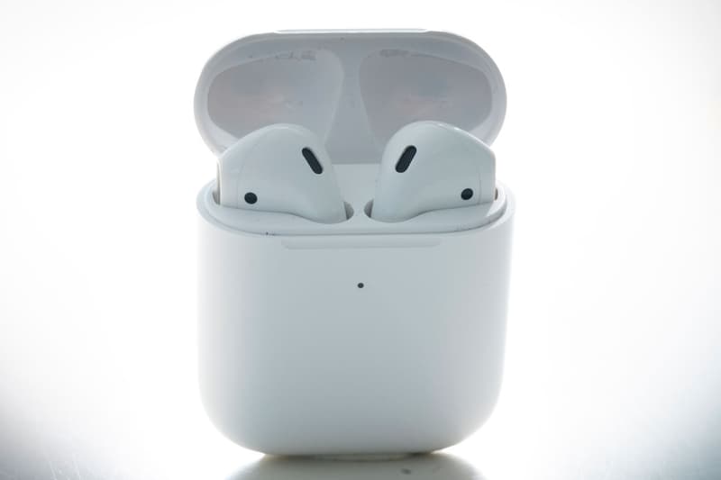 アップルがエアポッズおよびエアポッズプロを刷新するとの噂 Apple May Finally Release Freshly-Redesigned AirPods This Year airpods pro rumor release date price bloomberg