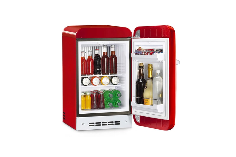 シュプリームからイタリアの老舗家電メーカー スメッグとのミニ冷蔵庫が登場 Supreme Smeg mini-fridge collaboration spring summer 2021 accesorries home goods new release drop info