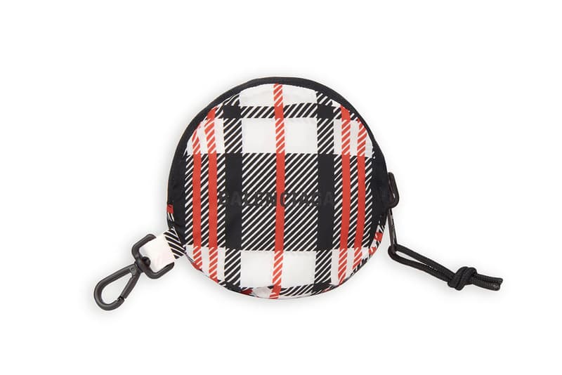 バレンシアガの“超高級ショッピングバッグ”シリーズから新作グロサリーバッグが登場 balenciaga expandable grocery bag recycled nylon plaid black white red official release date info photos price store list buying guide