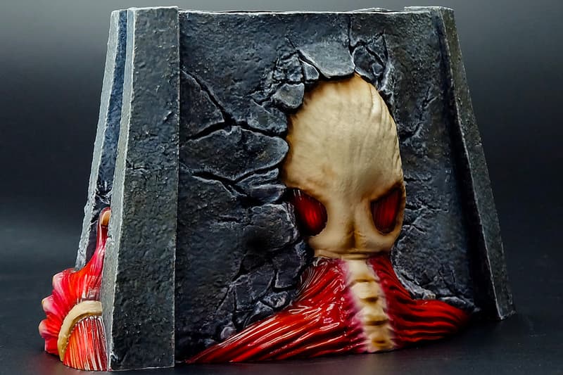 『進撃の巨人』を象徴するシーンを再現したユニークなフィギュアが登場 FatLane Smile of Giant attack on titan meme figure anime manga Thailand resin sculpture figures toys design 