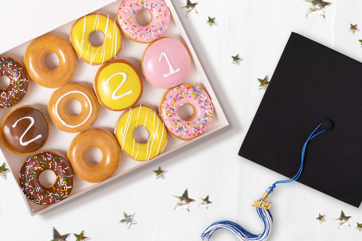米クリスピークリームドーナツがコロナ禍の卒業生にドーナツを無償提供 Krispy Kreme Is Bringing Back Free Donuts for 2021 Graduates Free Graduate Dozen Class of 2021 Graduating Class Seniors cap gown U.S. krispy kreme doughnuts