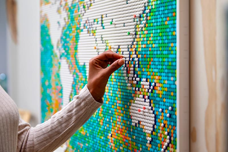 史上最多の全11,695ピースを誇るレゴ® アートワールドマップが爆誕 LEGO Art's 11,695-Piece World Map Is Made for Wanderlusters LEGO Art 11,695-Piece World Map Wanderlusters Torbjørn C. Pedersen audio coffee table books design art blocks travel Wanderlust 