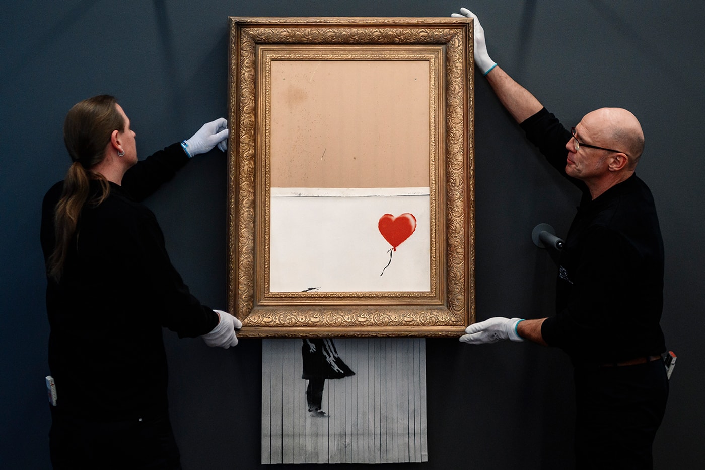 サザビーズがバンクシーの絵画作品 “Love is in the Air” のオークションの決済に暗号通貨を導入 Sotheby’s Accept Cryptocurrency Bitcoin Ethereum Upcoming Banksy Auction "Love Is in the Air"