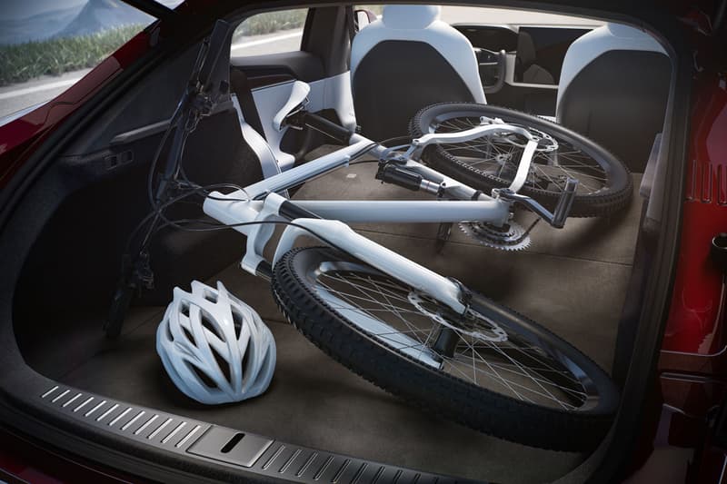 テスラが新型高級セダン モデル S プレイドの納車を開始 Tesla Finally Begins Deliveries of Its Unbelievably Fast Model S Plaid yoke steering wheel full self-driving capability model s car electric