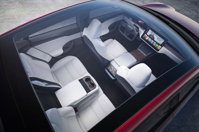 テスラが新型高級セダン モデル S プレイドの納車を開始 Tesla Finally Begins Deliveries of Its Unbelievably Fast Model S Plaid yoke steering wheel full self-driving capability model s car electric