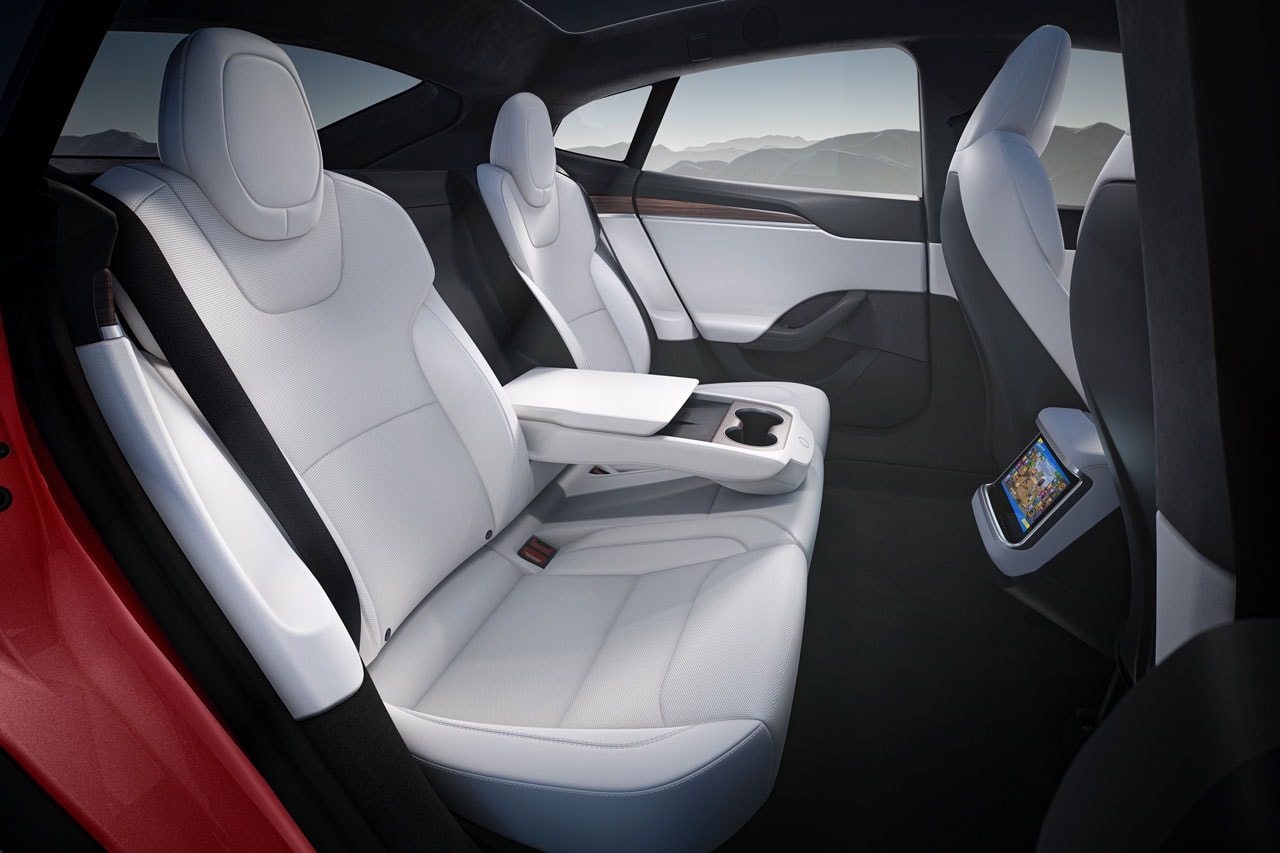 テスラが新型高級セダン モデル S プレイドの納車を開始 Tesla Finally Begins Deliveries of Its Unbelievably Fast Model S Plaid yoke steering wheel full self-driving capability model s car electric