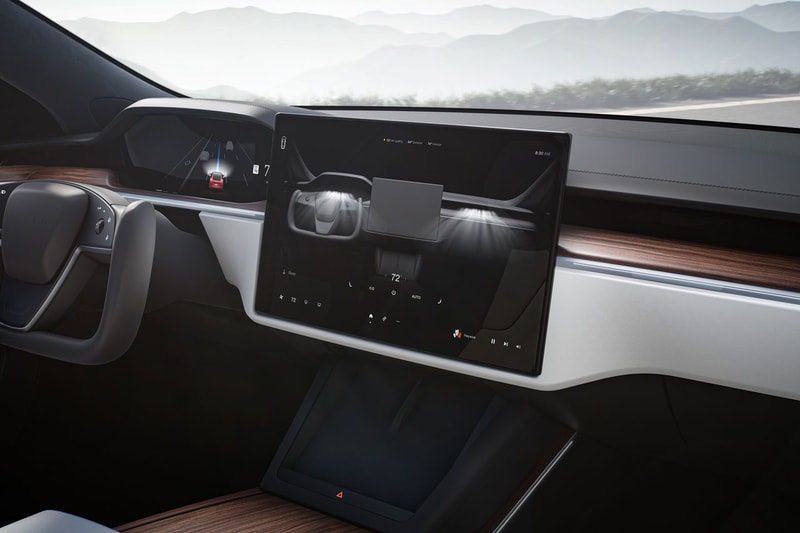 テスラが新型高級セダン モデル S プレイドの納車を開始 Tesla Finally Begins Deliveries of Its Unbelievably Fast Model S Plaid yoke steering wheel full self-driving capability model s car electric
