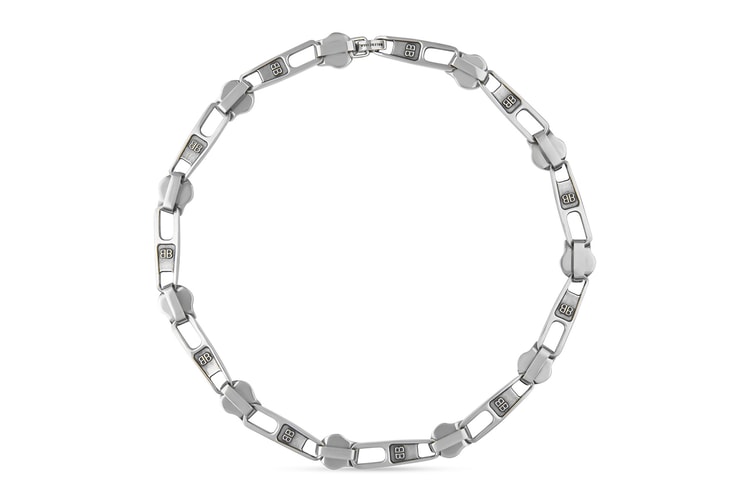 Balenciaga が遊び心溢れるジッパーのチェーンネックレスを発売