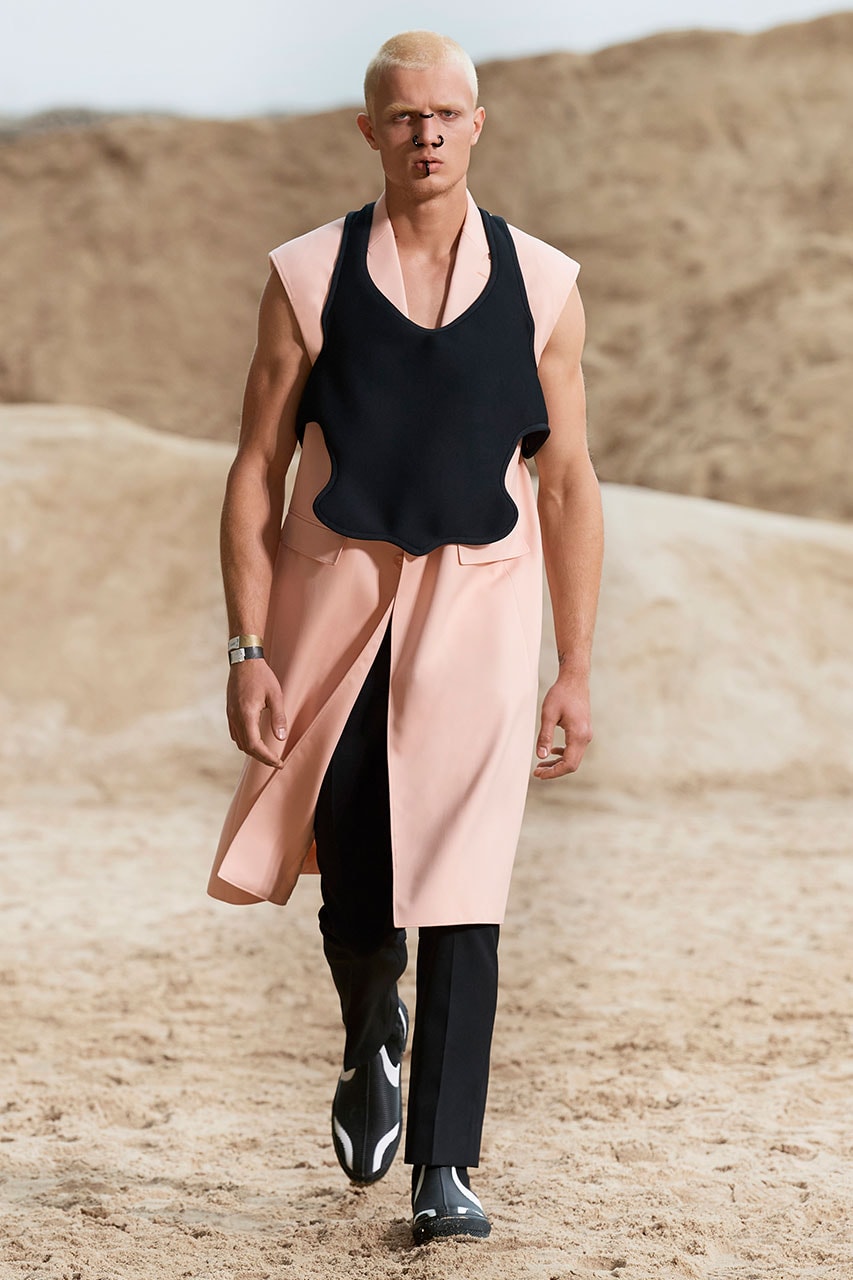 バーバリー Burberry’s Spring/Summer 2022 Menswear Collection Celebrates Freedom and Fluidity Riccardo Tisci