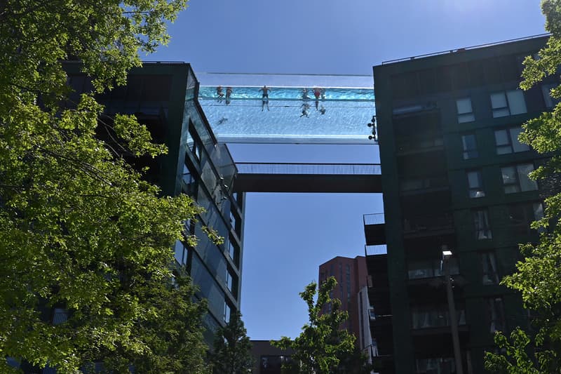 ロンドンに誕生した世界初の空に浮かぶプール“スカイプール”をチェック London’s New “Sky Pool” Opens in Nine Elms Area suspended swimming pool transparent