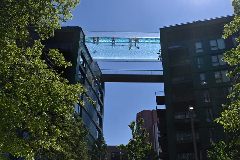 ロンドンに誕生した世界初の空に浮かぶプール “Sky Pool” をチェック