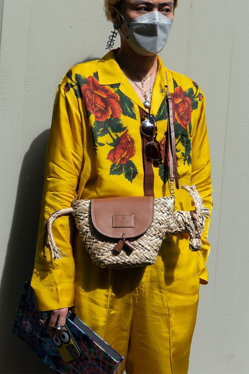 ストリートスタイル：22年春夏ミラノ・ファッションウィーク Milan Fashion Week SS22 Street Style Delivers Elegance in Bold Patterns and Casual Silhouettes MFW dolce & gabbana giorgio armani prada etro