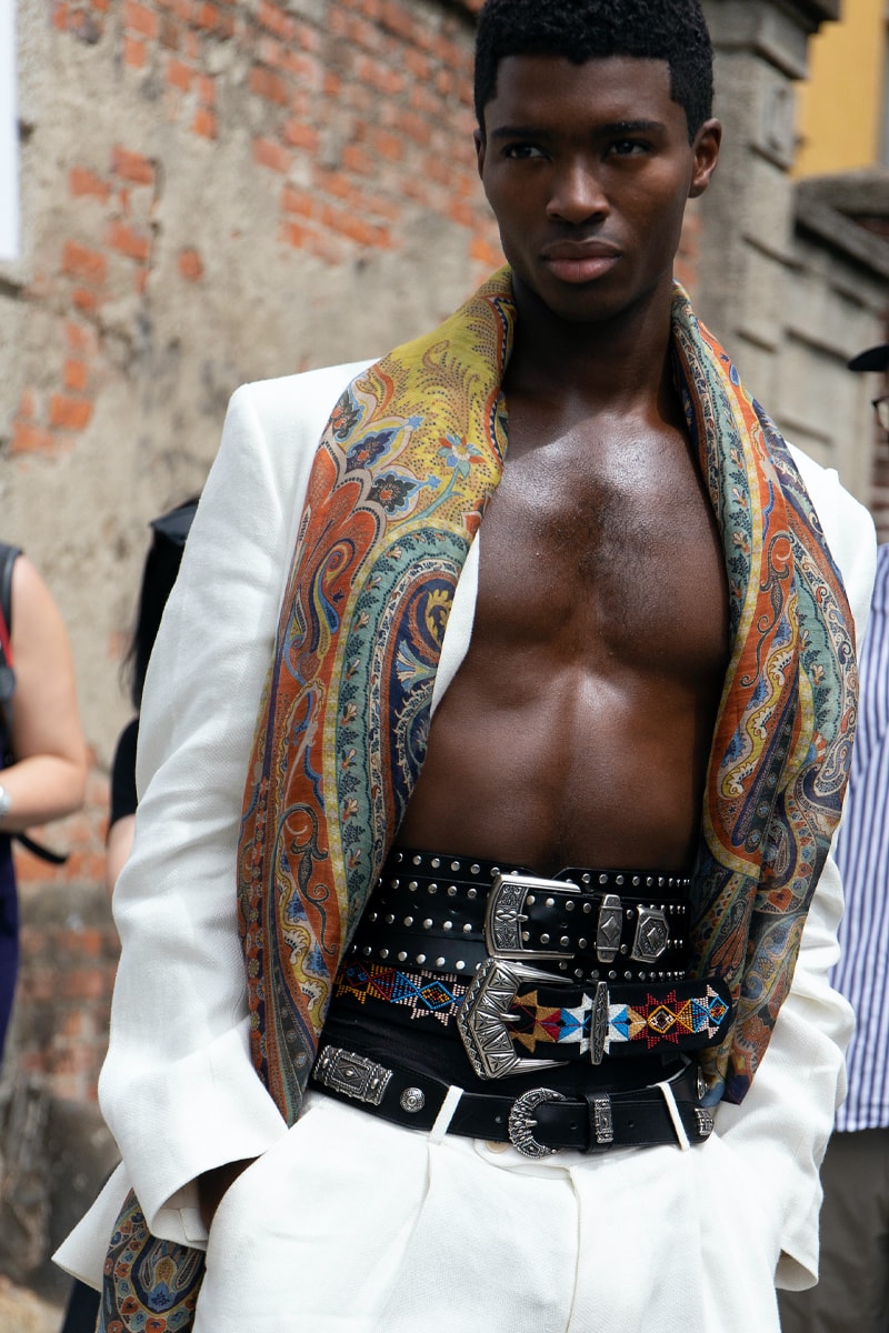 ストリートスタイル：22年春夏ミラノ・ファッションウィーク Milan Fashion Week SS22 Street Style Delivers Elegance in Bold Patterns and Casual Silhouettes MFW dolce & gabbana giorgio armani prada etro