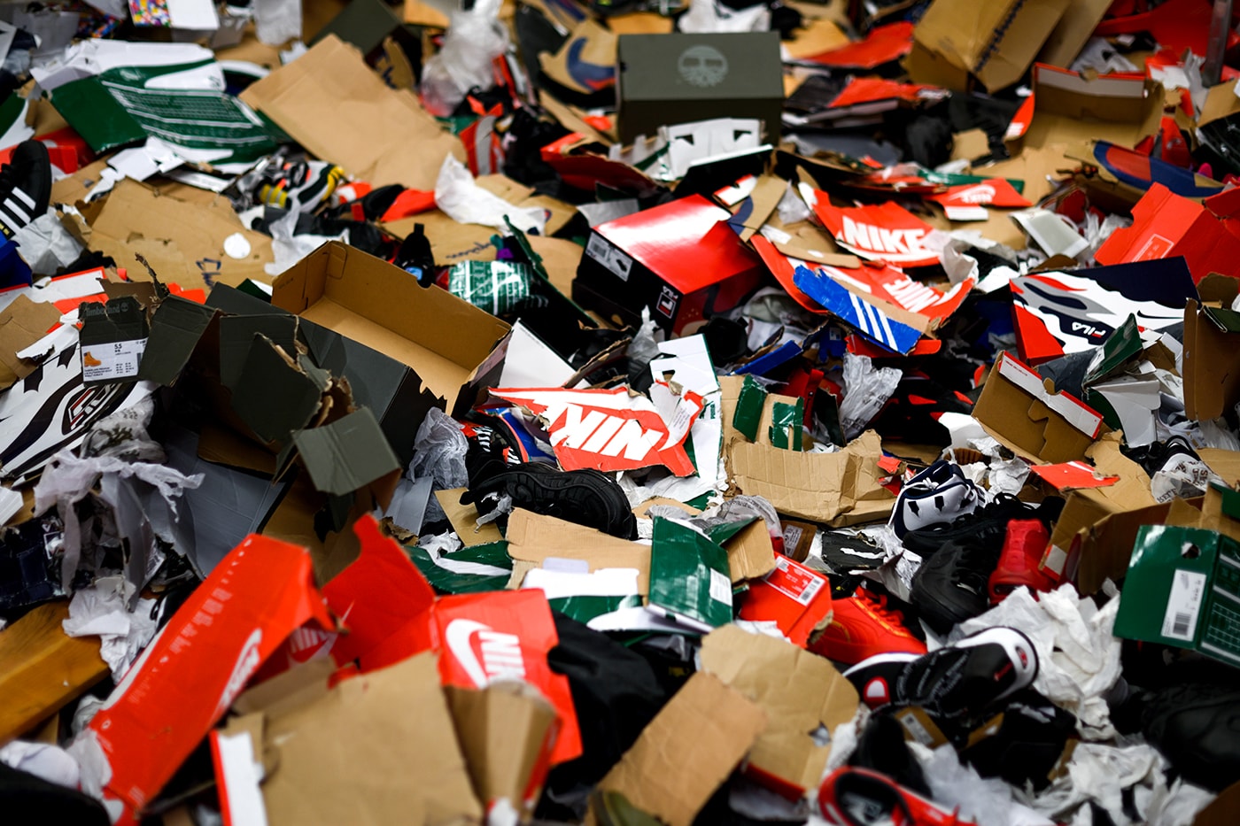 スニーカーショップ オフスプリングが転売防止のためにシューボックスを破壊して販売したところ炎上 Sneaker Store Offspring Apologize Destroy Boxes Stop Resale Info