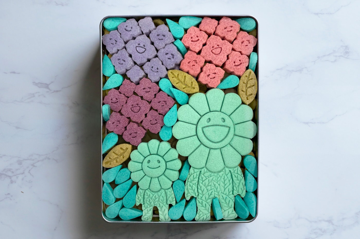村上隆が“お花の親子”や紫陽花をモチーフとしたクッキー缶を発売 Takashi Murakami Hydrangea-Shaped Flower Cookies Limited Edition Tonari no Zingaro Kaikai Kiki 