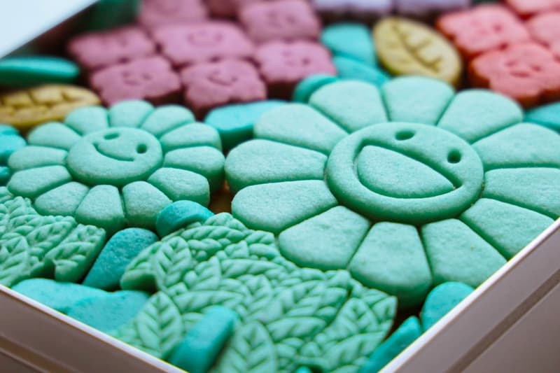 村上隆が お花の親子 や紫陽花をモチーフとしたクッキー缶を発売 Hypebeast Jp 村上隆が お花の親子 や紫陽花をモチーフとしたクッキー缶を発売 Hypebeast Jp