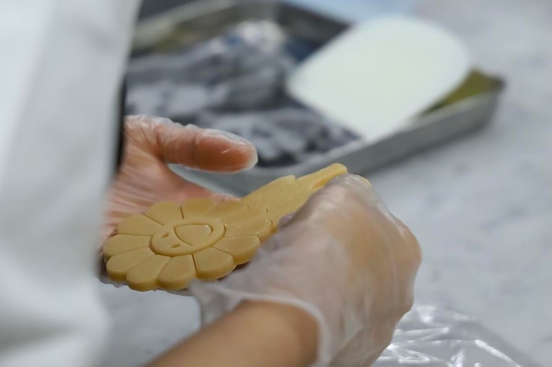 村上隆が“お花の親子”や紫陽花をモチーフとしたクッキー缶を発売 Takashi Murakami Hydrangea-Shaped Flower Cookies Limited Edition Tonari no Zingaro Kaikai Kiki 