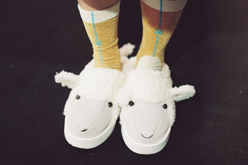 doublet x SUICOKE がヒツジを表現したコラボスリッポンを発売