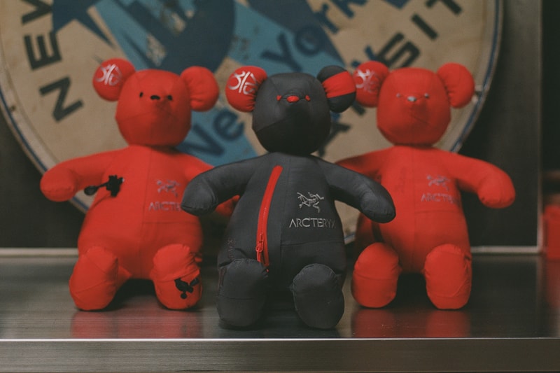 アークテリクスが破損したアルファ SV ジャケットを再利用したテディベアを製作 arcteryx kumanokoido bespoke teddy bears made from waterproof jackets release date info store list buying guide photos price 