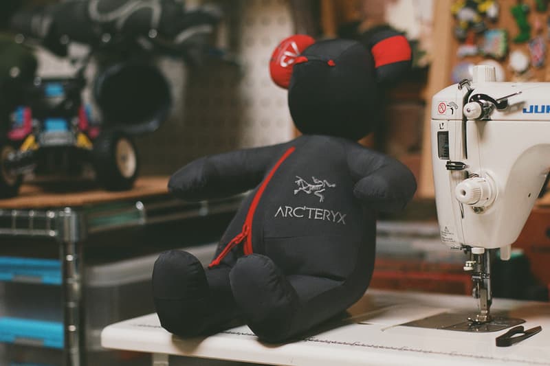 アークテリクスが破損したアルファ SV ジャケットを再利用したテディベアを製作 arcteryx kumanokoido bespoke teddy bears made from waterproof jackets release date info store list buying guide photos price 