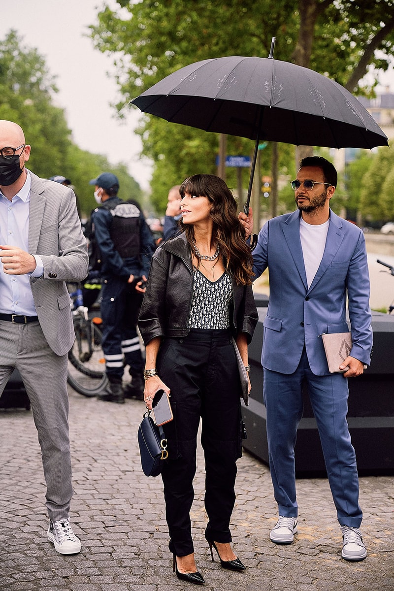 ストリートスタイル：22年春夏パリ・ファッションウィーク Paris Fashion Week SS22 Street Style Is a Masterclass in Layering dior bella hadid nick wooster kim jones air jordan air dior lvmh luxury kenny scharf travis scott air jordan 1 high og sneakers