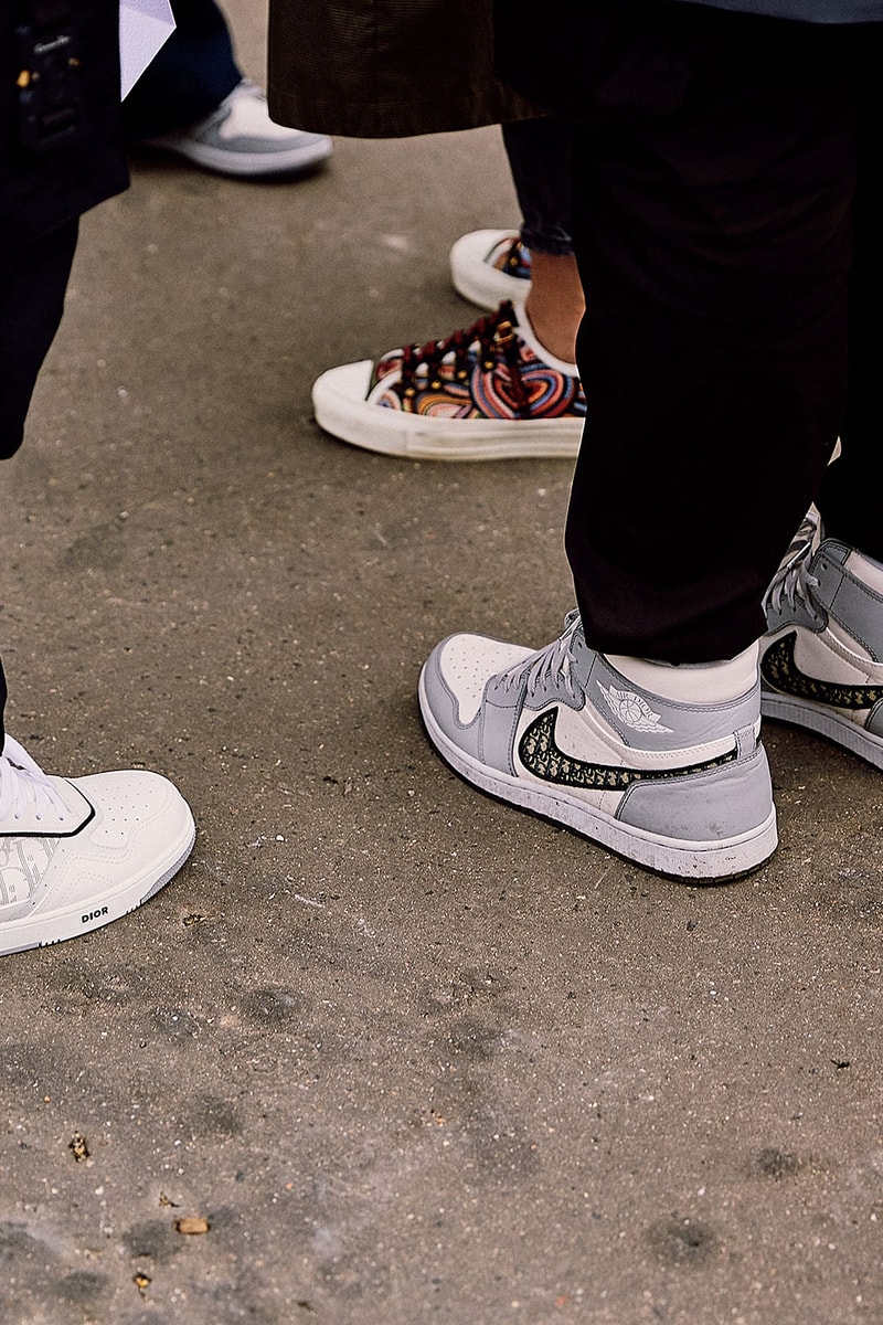 ストリートスタイル：22年春夏パリ・ファッションウィーク Paris Fashion Week SS22 Street Style Is a Masterclass in Layering dior bella hadid nick wooster kim jones air jordan air dior lvmh luxury kenny scharf travis scott air jordan 1 high og sneakers