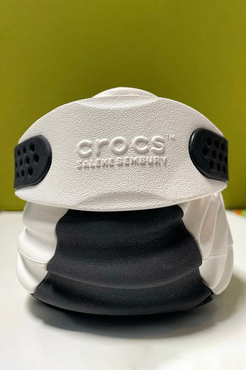 サレヘ・ベンバリーがイージーを彷彿とさせるクロックスとのコラボモデルを公開 salehe bembury crocs classic clog white black fingerprint pattern first look official release date info photos price store list buying guide