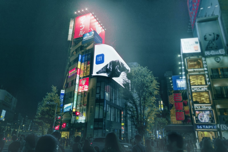 イージーギャップ YEEZY GAP の巨大 3D 動画が新宿に突如出現