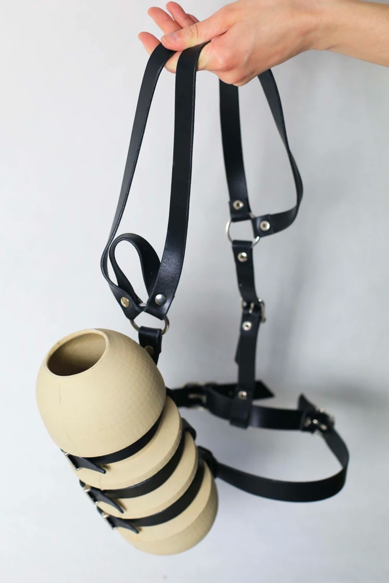 スロバキアを拠点とするデザインスタジオが着用可能な花瓶をリリース ZHENI studio Evgeniia Kazarezova wearable vase architect interior design ceramics plants greenery nature 