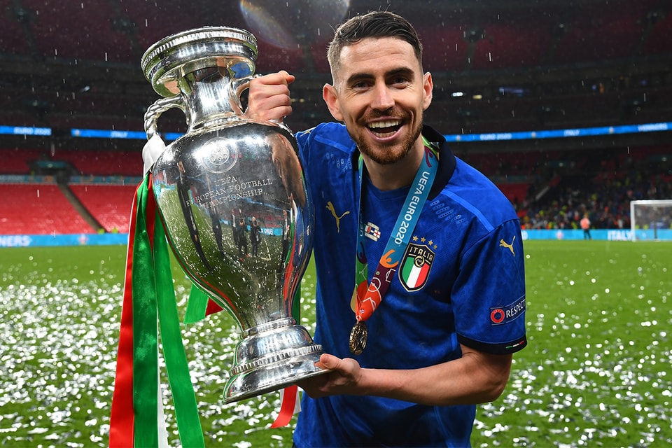 ジョルジーニョがuefa欧州最優秀選手賞を受賞 Hypebeast Jp ジョルジーニョがuefa欧州最優秀選手賞を受賞 Hypebeast Jp