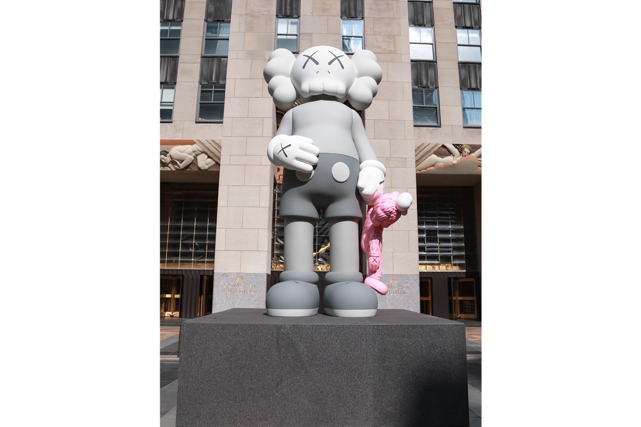 カウズの巨大パブリックアート作品がマンハッタンの中心部に出現 KAWS SHARE Sculpture Rockefeller Center New York