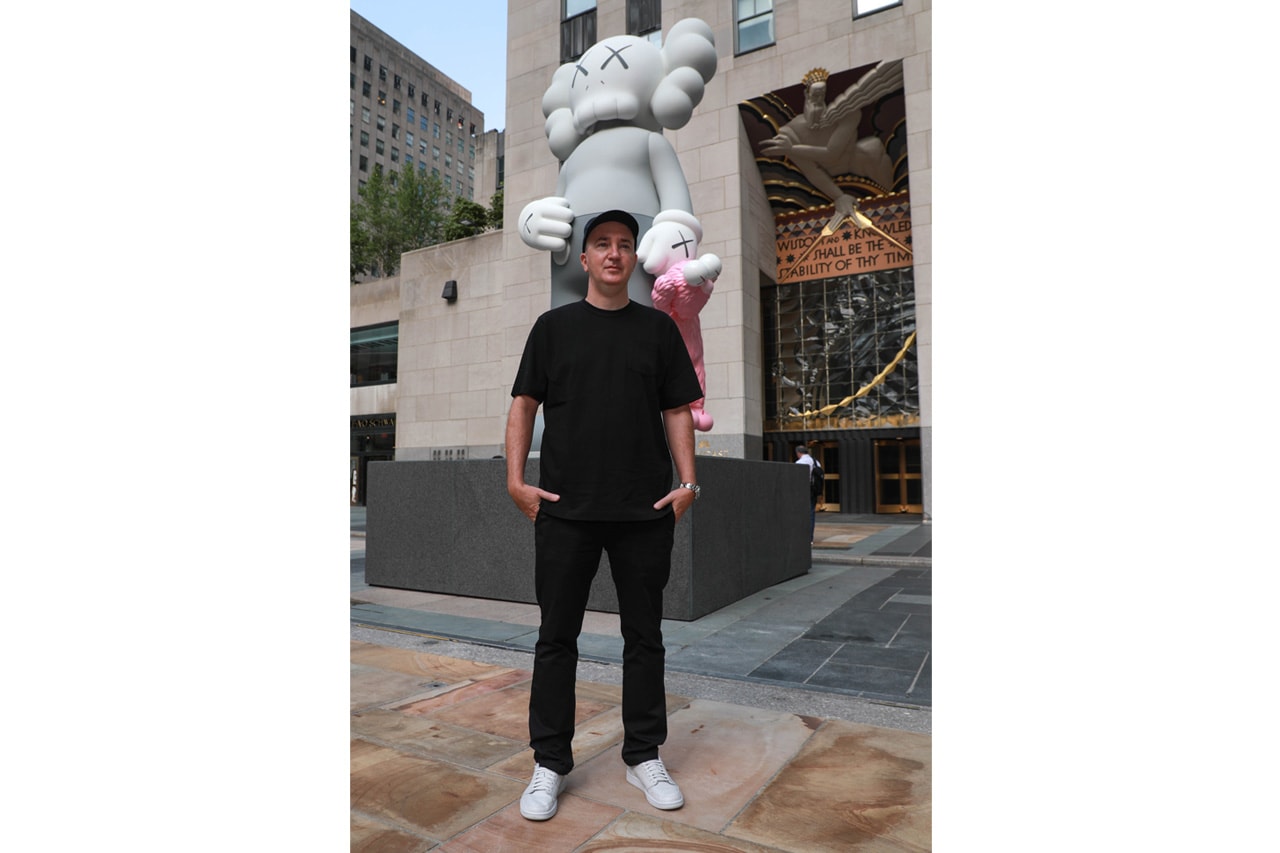 カウズの巨大パブリックアート作品がマンハッタンの中心部に出現 KAWS SHARE Sculpture Rockefeller Center New York
