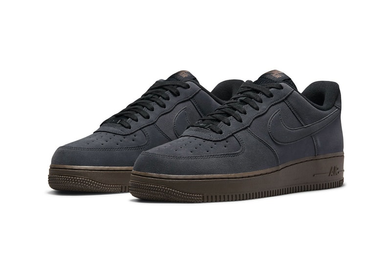 ナイキからアーシーな土臭さがたまらないエア フォース 1が登場 Nike Unveils Suede Air Force 1 Lows In "Off Noir" DO6730-001 dark chocolate-white nike air force 1 summit white fuzzy suede uppers winter footwear sneakers