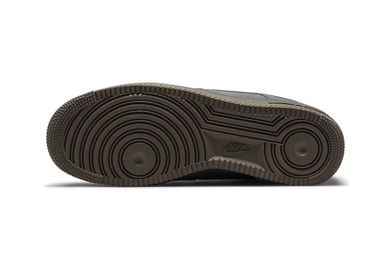 ナイキからアーシーな土臭さがたまらないエア フォース 1が登場 Nike Unveils Suede Air Force 1 Lows In "Off Noir" DO6730-001 dark chocolate-white nike air force 1 summit white fuzzy suede uppers winter footwear sneakers