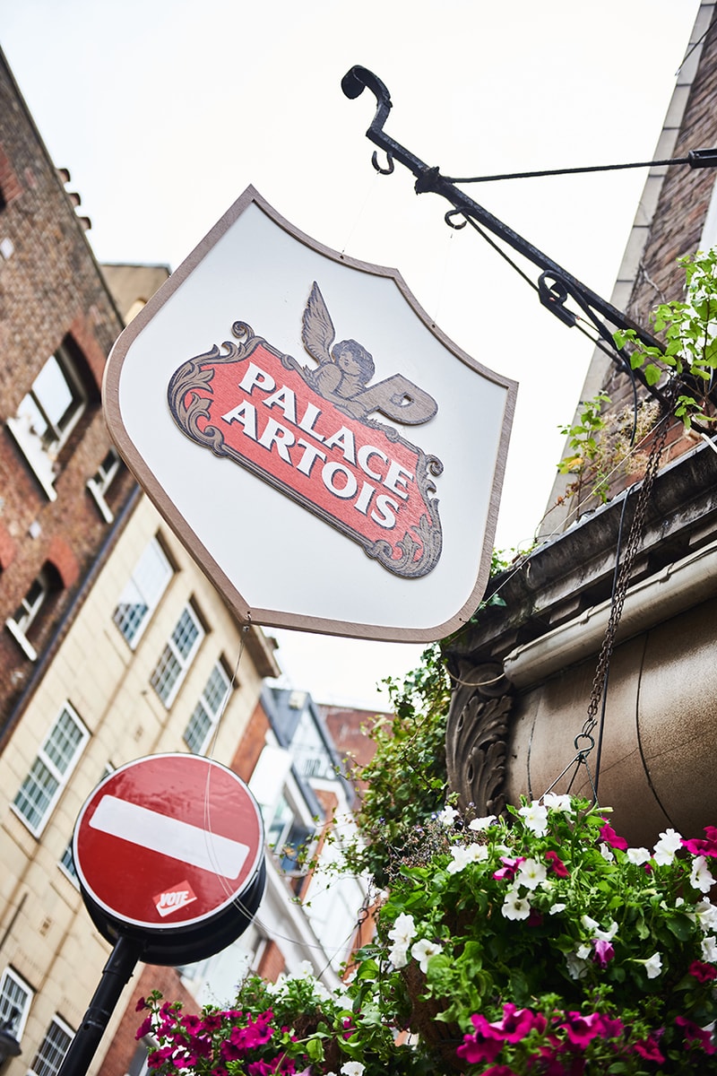 PALACE SKATEBOARDS x Stella Artois によるポップアップパブに潜入 palace artois stella skateboards pub london blue posts soho vig bar new york details look inside dates