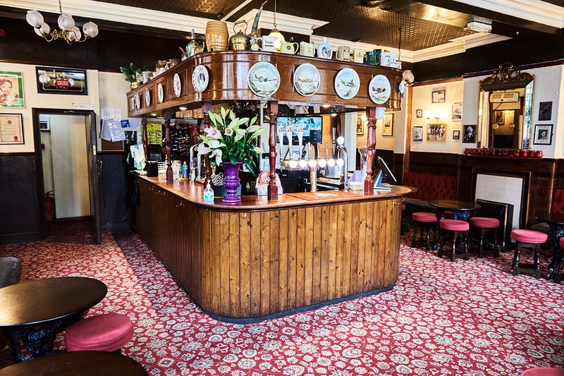 PALACE SKATEBOARDS x Stella Artois によるポップアップパブに潜入 palace artois stella skateboards pub london blue posts soho vig bar new york details look inside dates