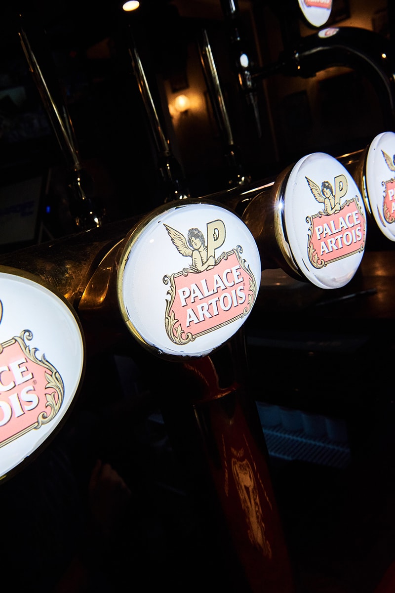 PALACE SKATEBOARDS x Stella Artois によるポップアップパブに潜入 palace artois stella skateboards pub london blue posts soho vig bar new york details look inside dates