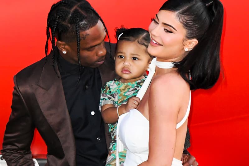 トラヴィス・スコットが愛娘ストーミーに本物のスクールバスをプレゼントする Travis Scott Gifts Daughter Stormi Yellow School Bus Kylie Jenner Surprise